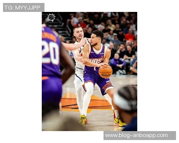 布克首节表现亮眼5投3中贡献6分3篮板2助攻1抢断但也有2次失误